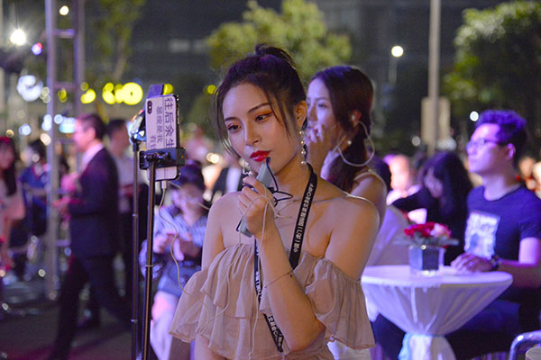 [酒店管理如何留住员工]网红来了！2019虎门时装周 听听她们怎么看